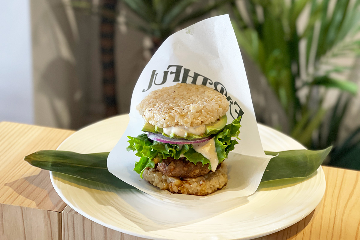 「テリヤキアボカドバーガー」1850円 ※単品の場合。ポテトセットの場合は2000円