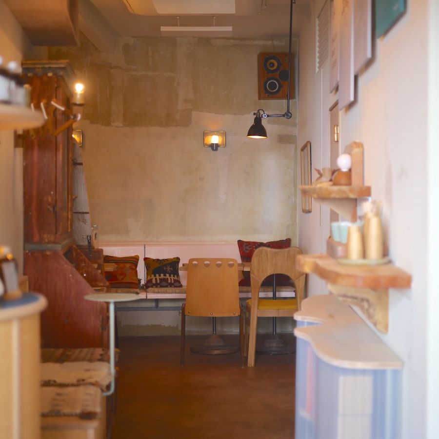 店奥にはテーブル席も。