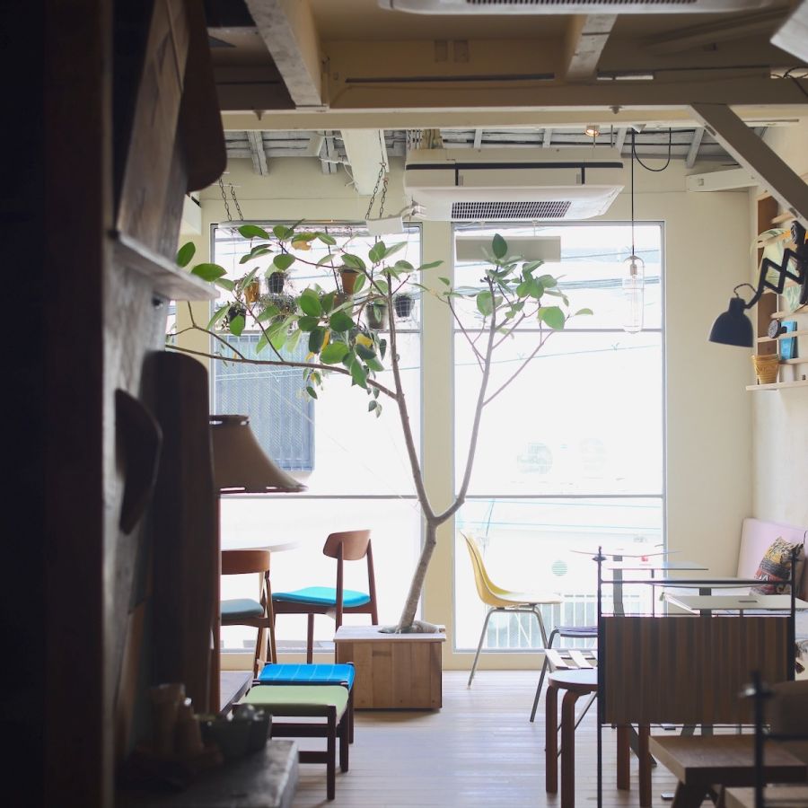 2階席は自然光がきらきらと射し込みます◎