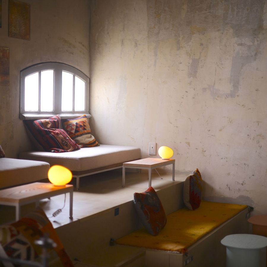 窓際席はだれもがトキメキを覚えるであろう素敵な空間。