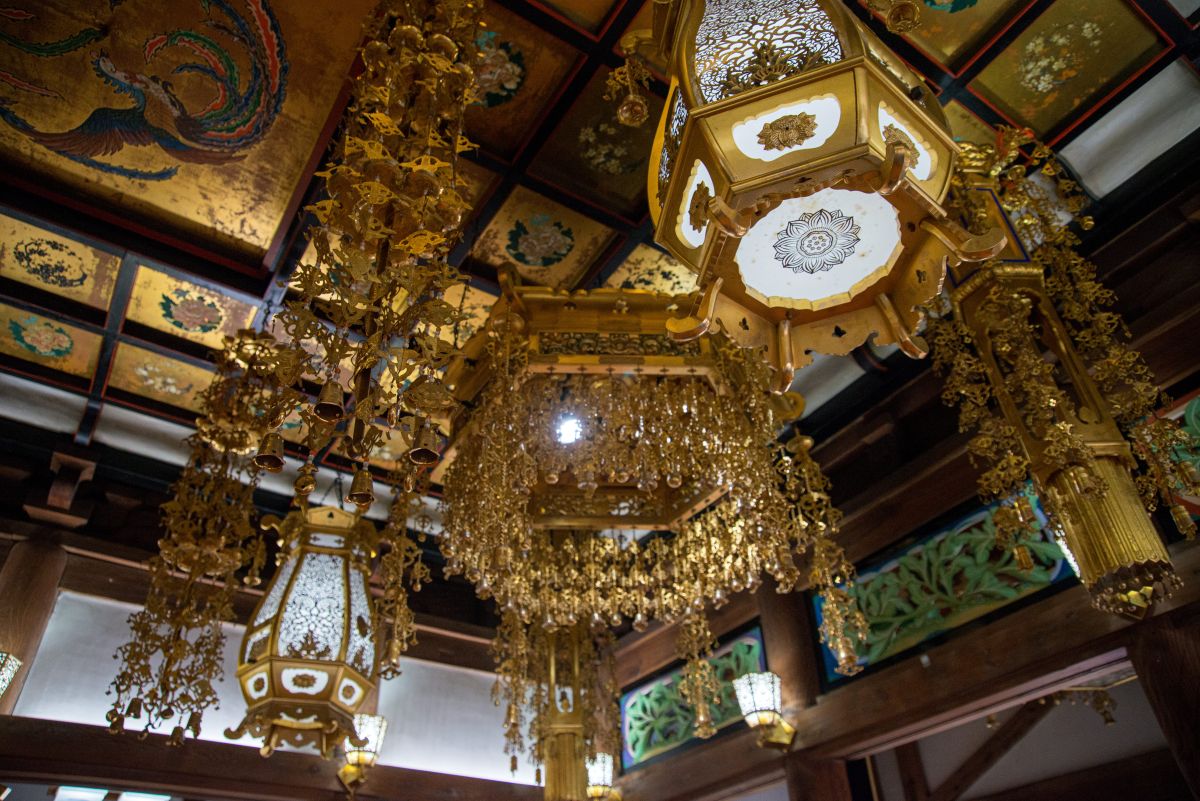 本堂内は金の天井絵で彩られている