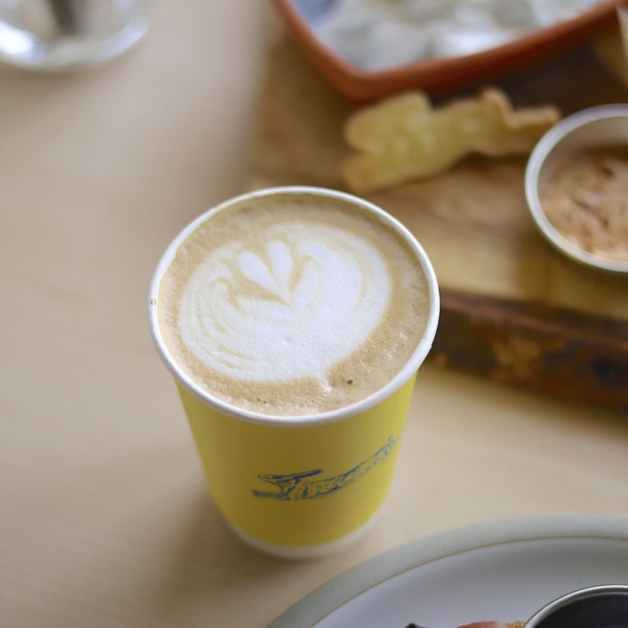 カフェラテ 8oz 580円／12oz 680円  ※1oz＝約28g