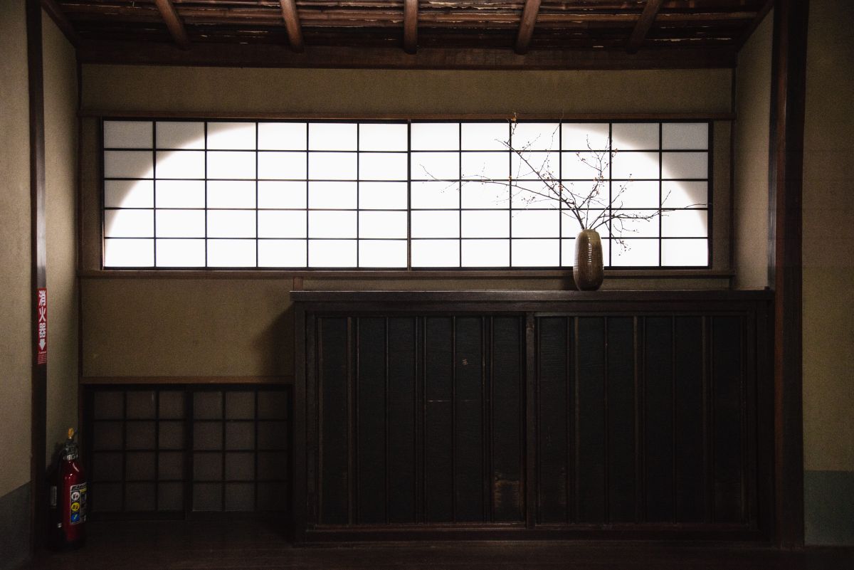 外からの光で月が浮かび上がるよう