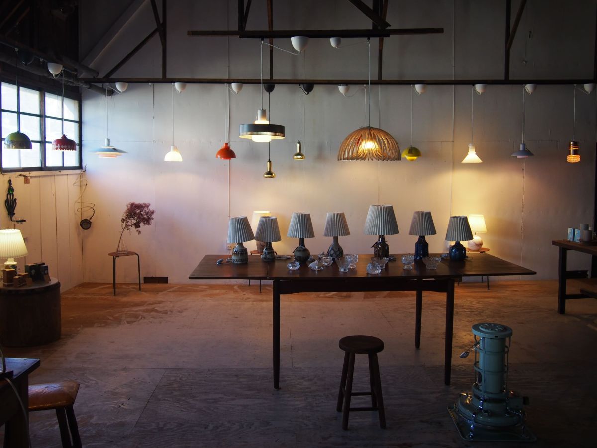 店内の高い天井がより照明を引き立たせる