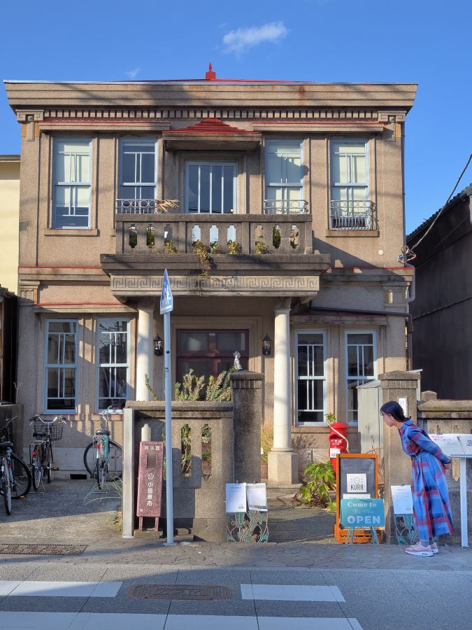 庭先にはレトロな円筒のポストが