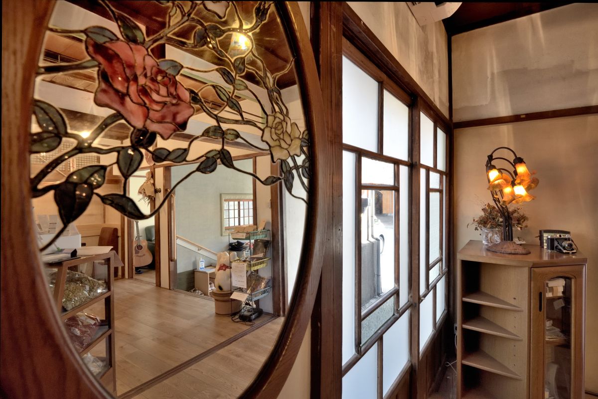 店内はアンティークな調度品で揃えられている