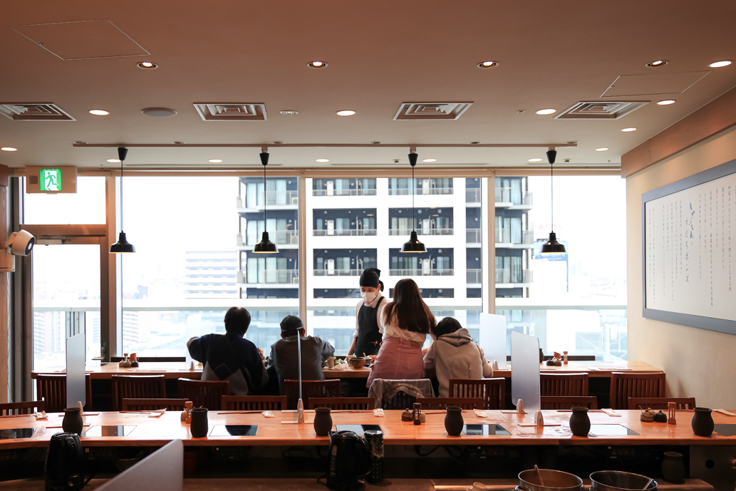 窓側のカウンター席は空いていたら必ず座ってみたくなる特等席