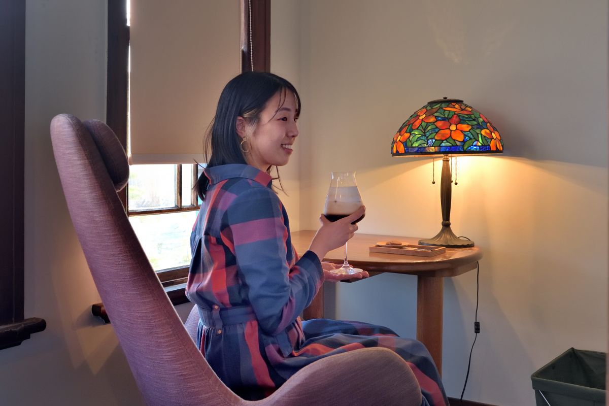 薬膳喫茶KURAの椅子はゆったりと腰掛けられる