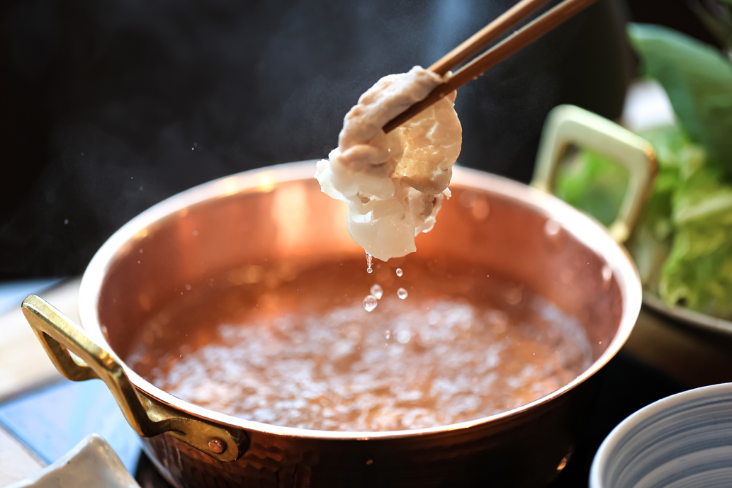 熱伝導率の高い銅鍋を使用。お肉を入れるとすぐに味わえます