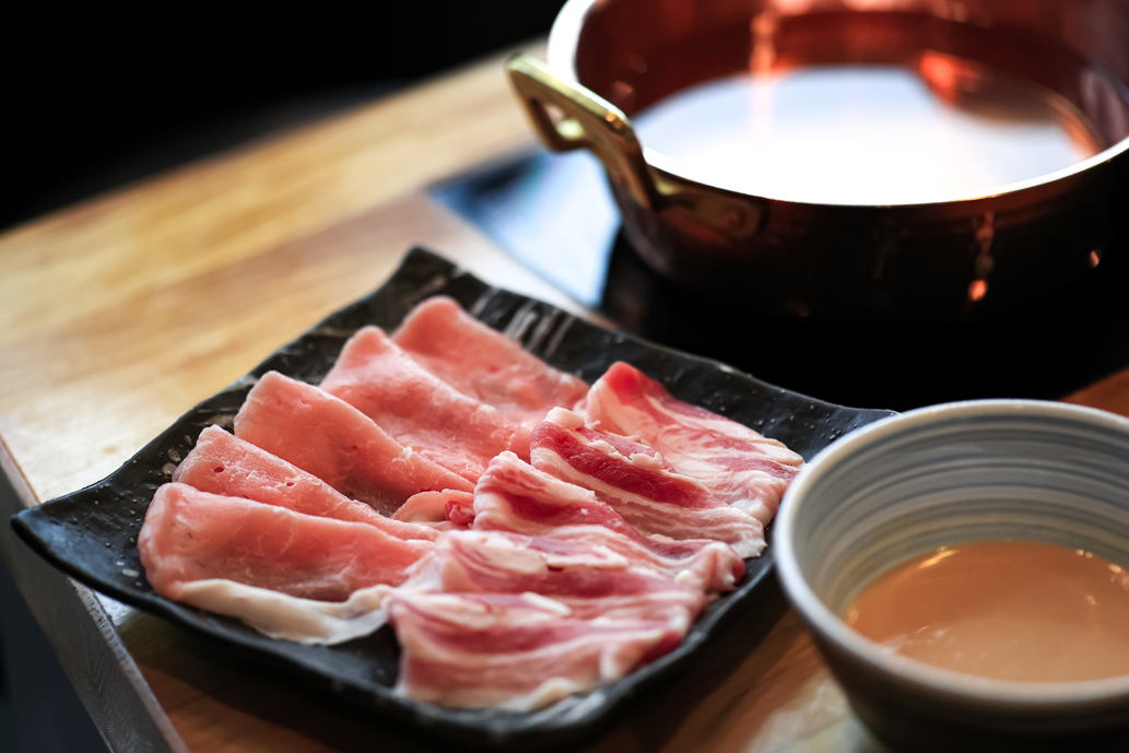 岩手県産のプレミアムポーク（白金豚）は、脂が軽く上品な甘さ