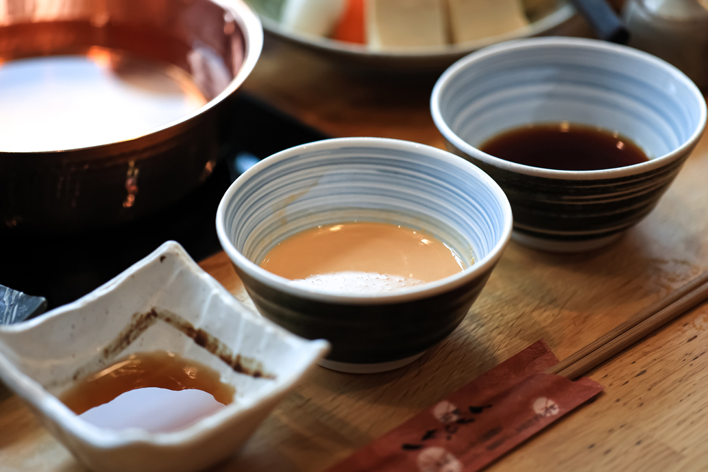 提供されるたれは3種。左からだだししょうゆ、ゴマだれ、ポン酢だれ