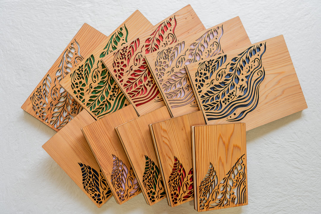 5色展開、大判1冊4800円、見開き大判1冊7800円