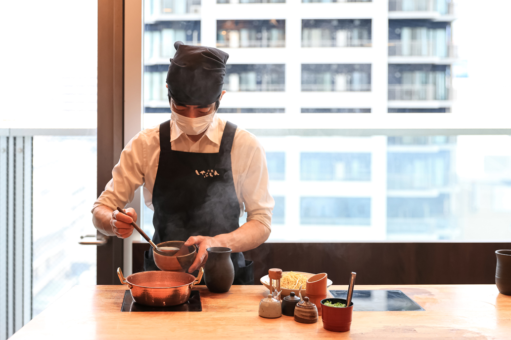 お肉と野菜を食べ終えたらスタッフさんが締めの中華麺を作ってくれる
