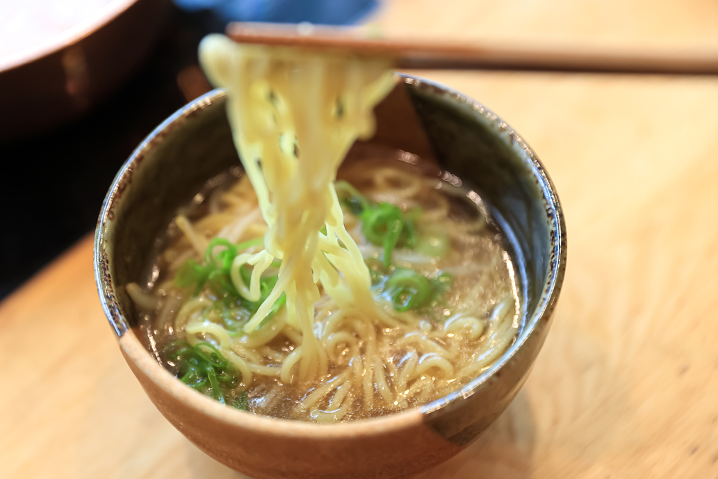 ほど良いしょうゆ味で、だしのうま味が楽しめる締めの中華麺