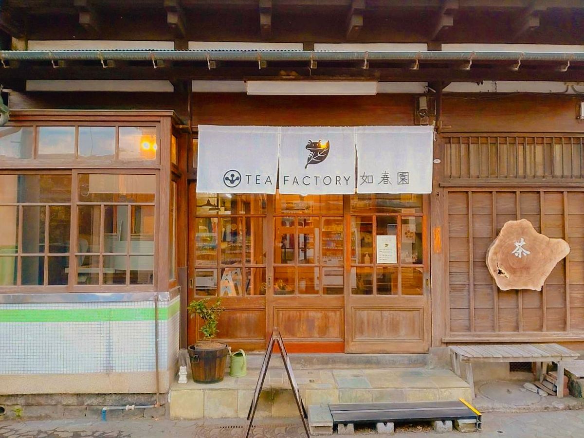 旧東海道沿いに建つ