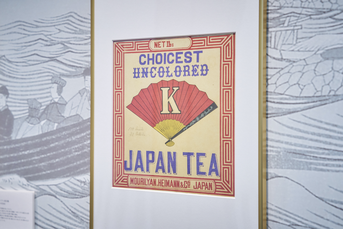 上の文字はブランド名(商標)、下は社名・仕向け地などが書かれている