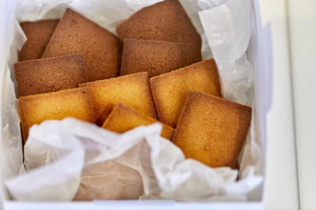 「フィナンシェパージュ クラシック」(写真手前)、「フィナンシェパージュ ショコラ」(写真奥)各275円