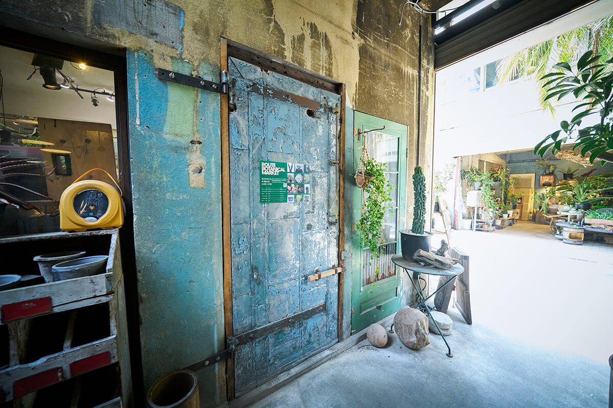 こちらが書店の入り口。無骨ながらも洗練されていてなんだか外国を訪れたかのよう