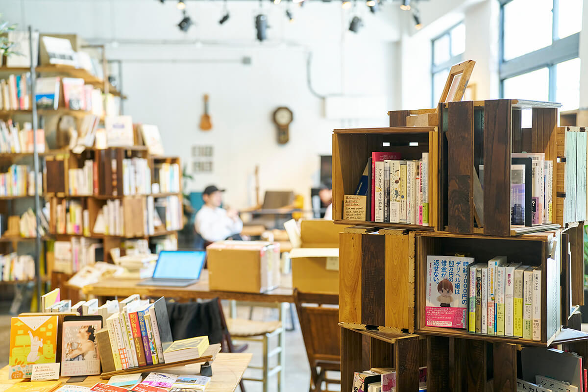 そこに本がそこかしこに陳列されている、なんとも自由な雰囲気