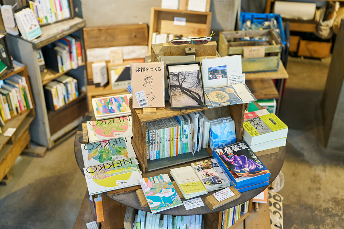 入り口すぐ正面の円柱型の棚に並ぶのは、特におすすめの本とか