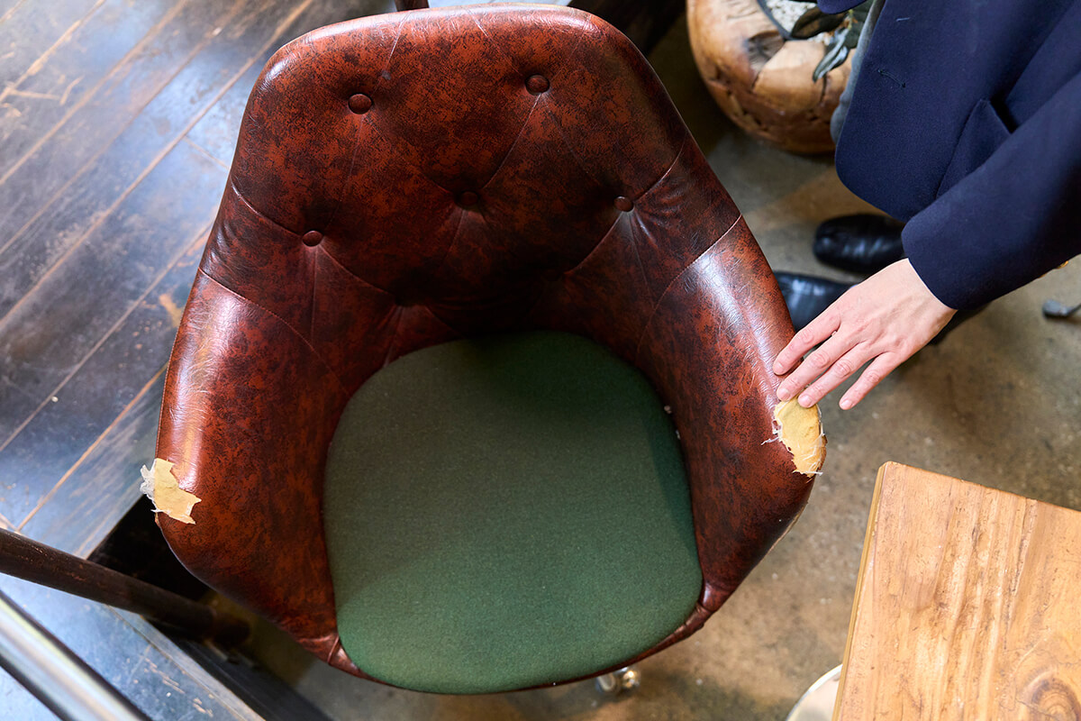 破棄されるはずの椅子を再利用。破れやほつれも、なんだか愛着がわく