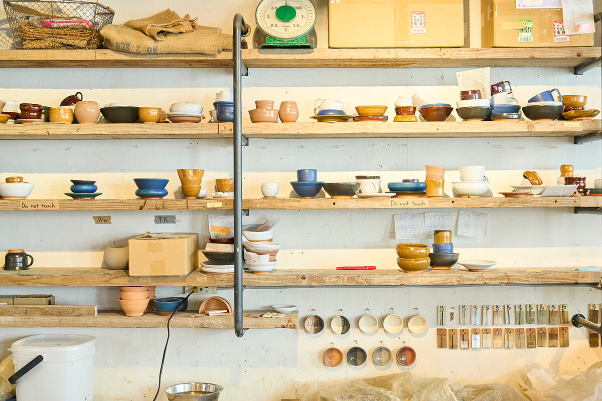味のある作品がずらり。見ていると陶芸に挑戦してみたくなる