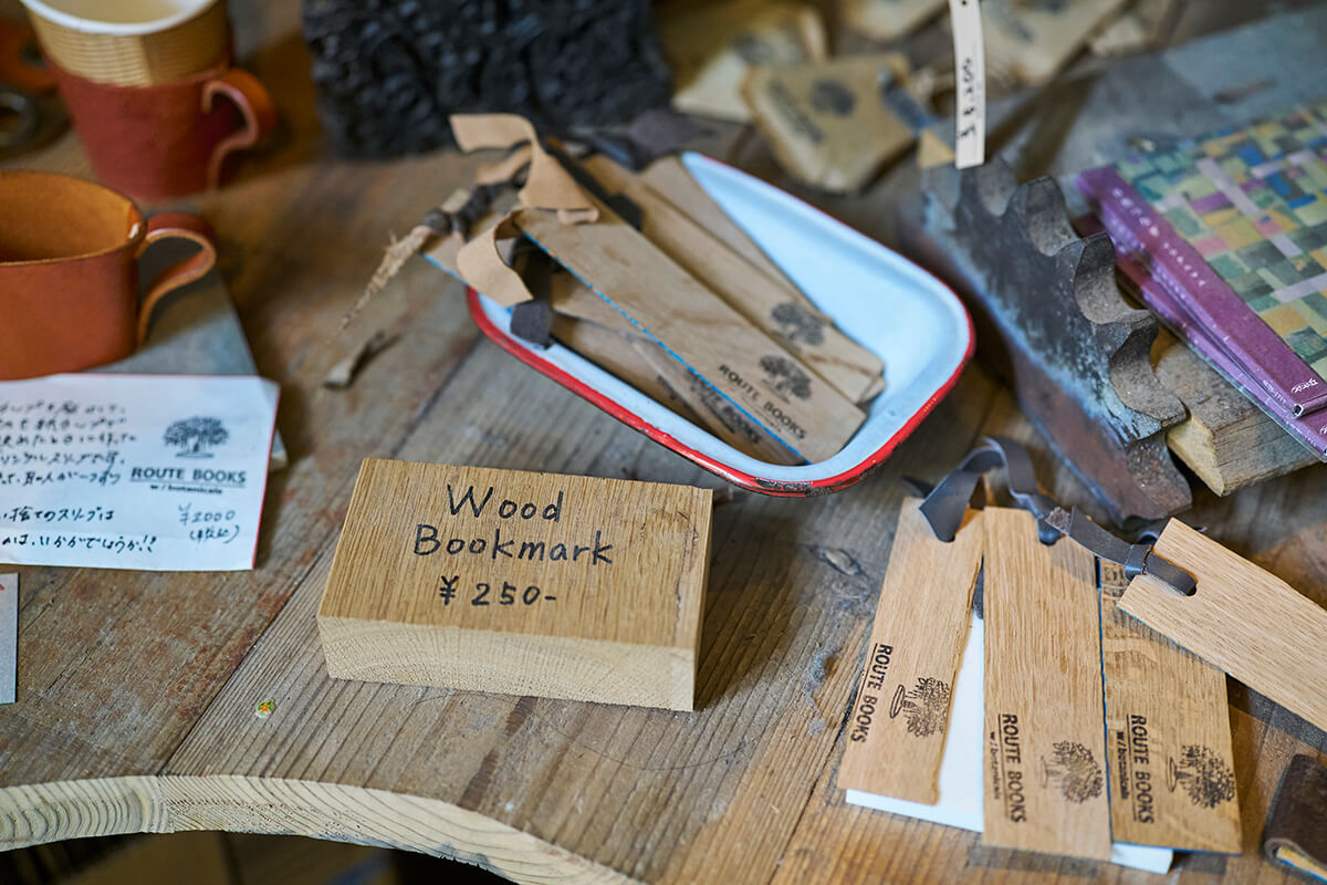 廃材でつくられた「Wood Bookmark」250円