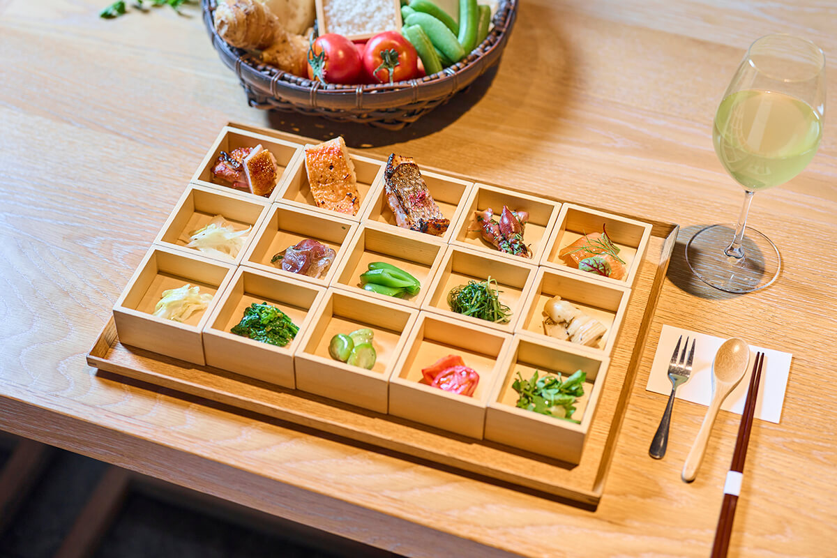 「里山朝食膳」3500円。15マスもあり眼福！