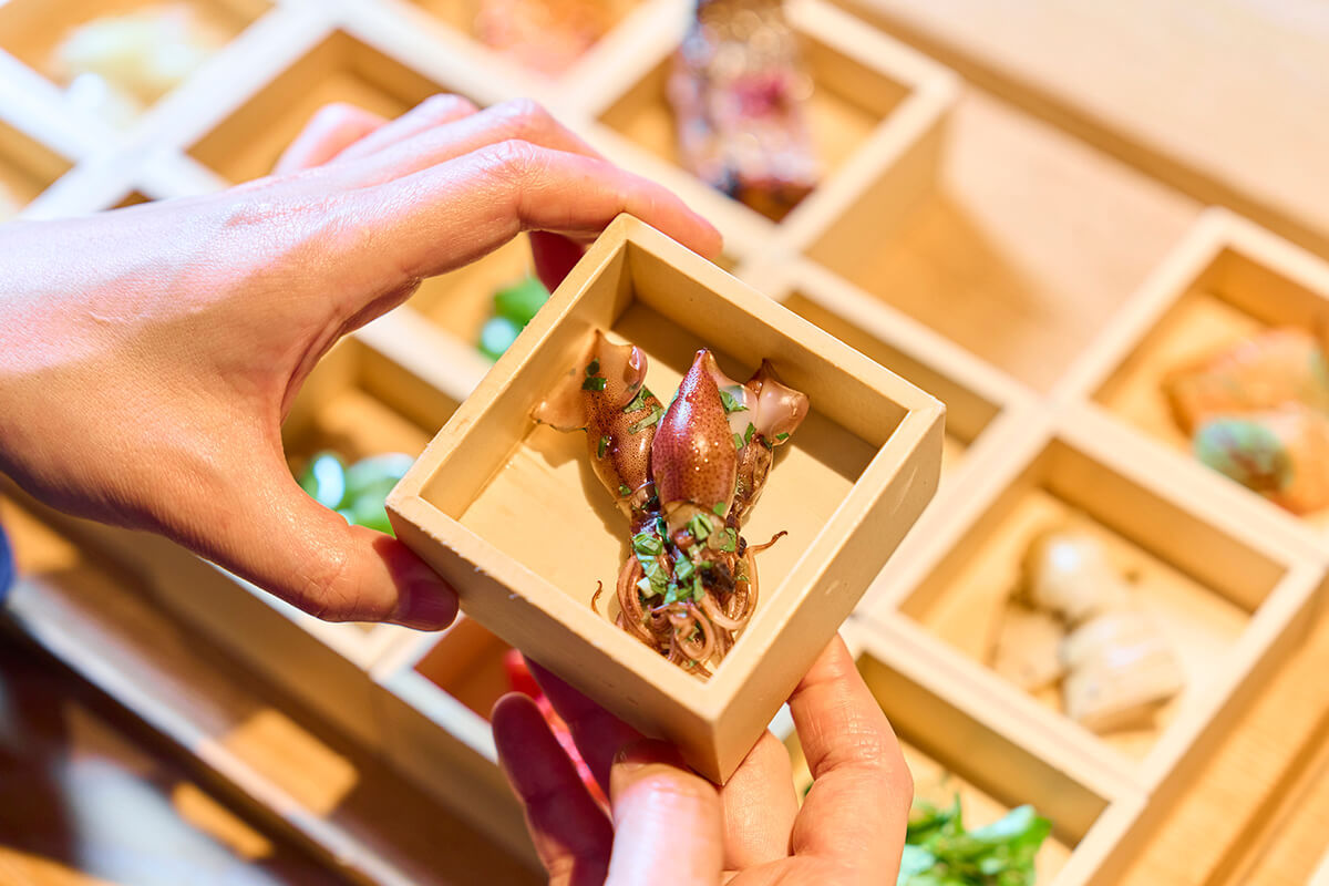 「蛍烏賊 葉山葵麵」。旬のホタルイカに富山県の葉わさびを刻んであえている