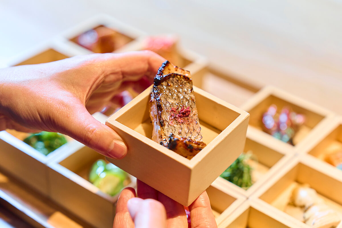 「卯月の焼き魚」。この日は真鯛。桜の花びらを塩漬けにして乾燥させた桜塩を添えて