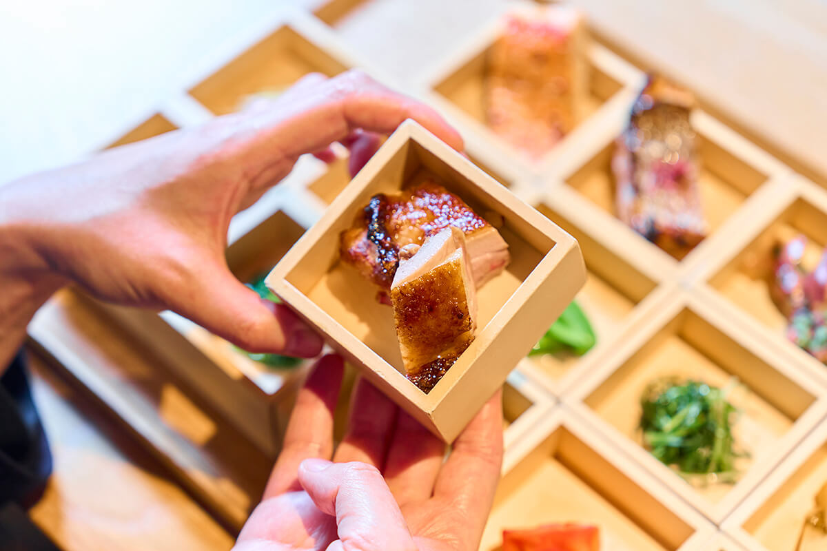 「日南鶏塩麹焼き」。こちらは定番メニュー。調理は焼いたのみというシンプルさ