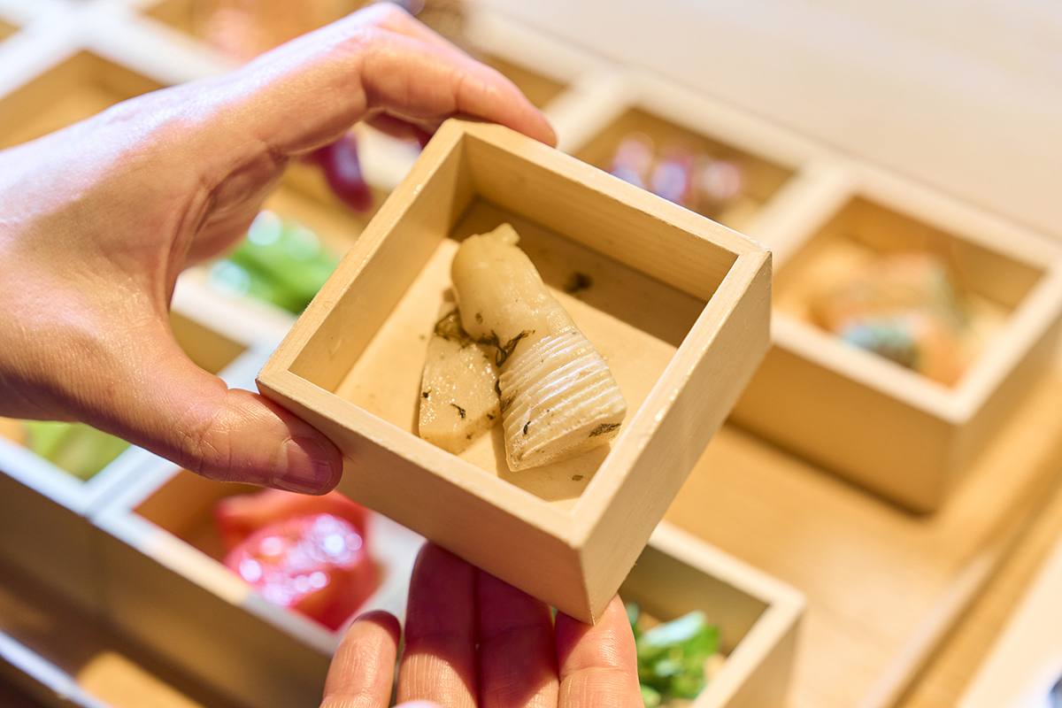 「筍若布」。タケノコとワカメを鰹出汁で煮込んだもの