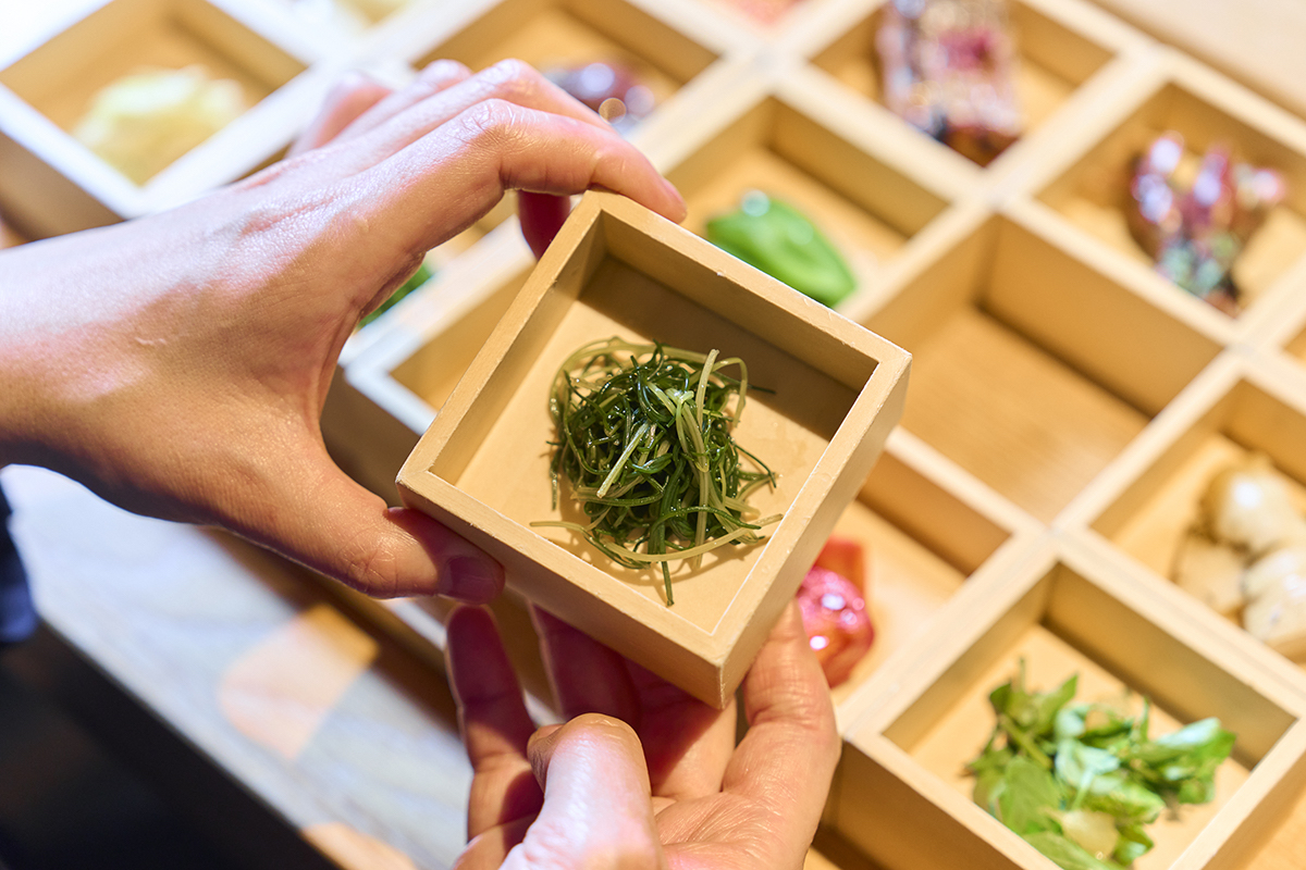 「おかひじきお浸し」。やさしい味が朝の胃にしみる