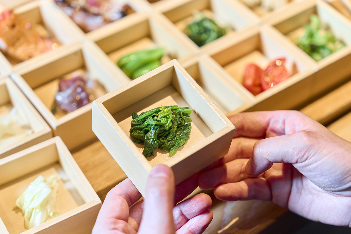 「卯月季節野菜」。本日は菜の花のお浸し