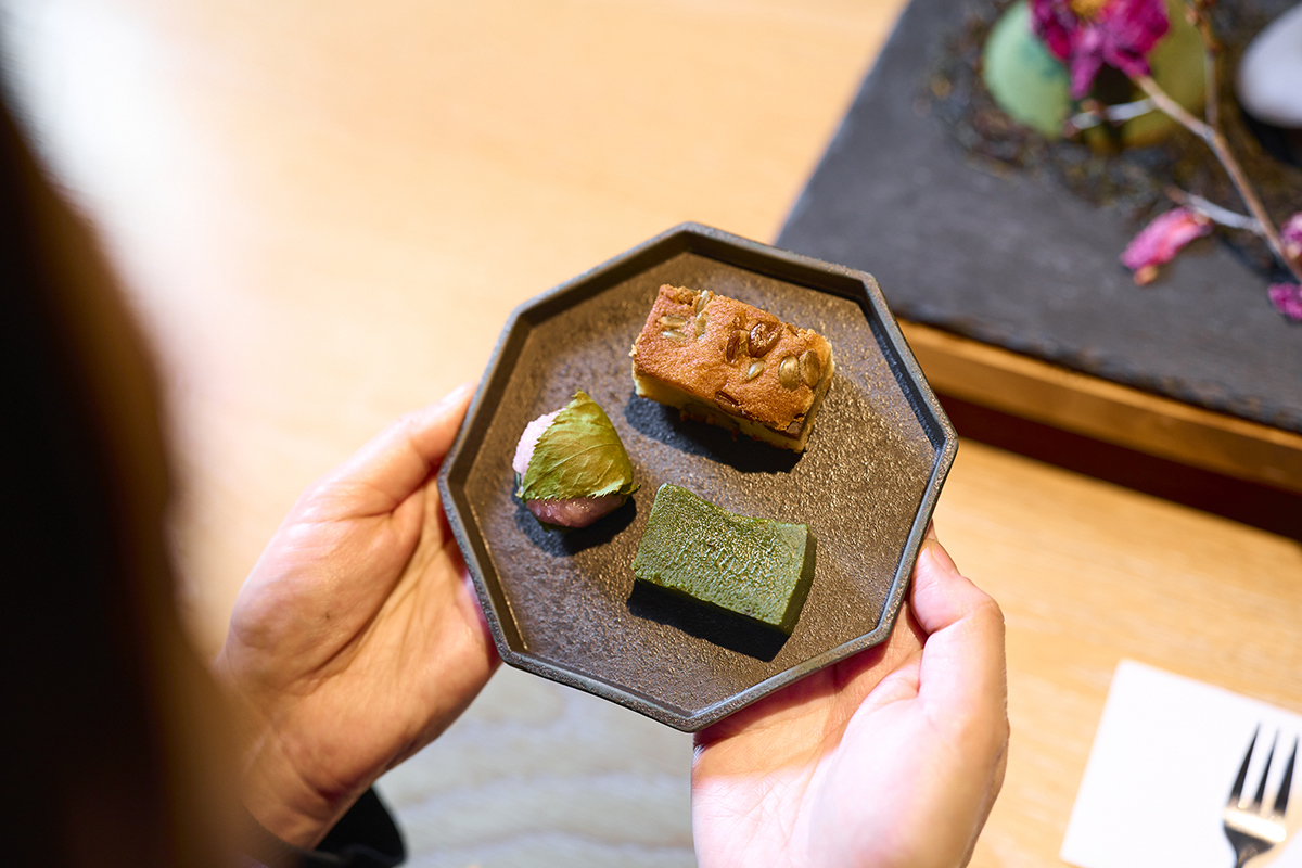 取材時の甘味は、桜餅、抹茶のテリーヌ、ハチミツと栗のパウンドケーキ
