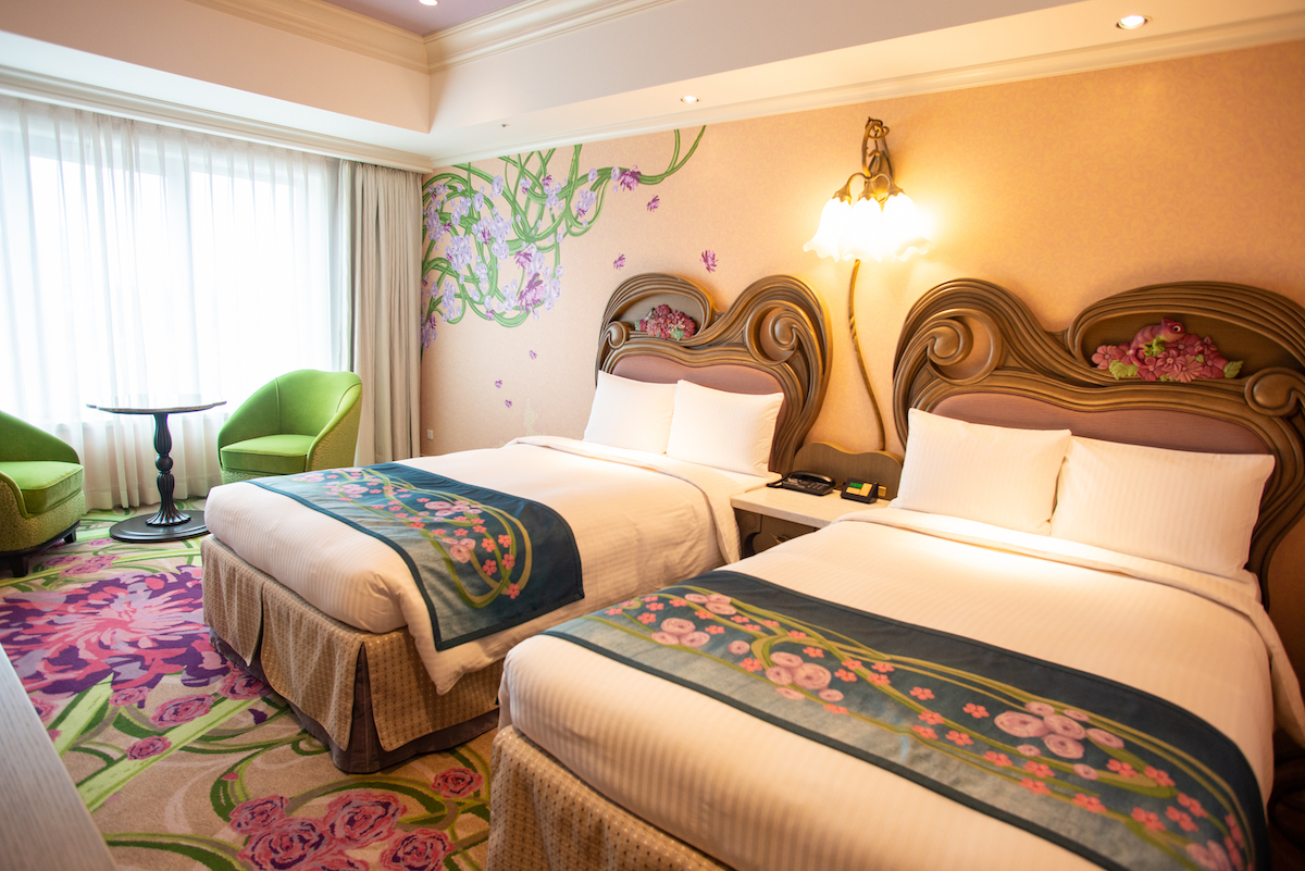 「ファンタジーシャトー」の客室には、ファンタジースプリングスの動植物や魔法の泉をモチーフとした装飾が施されています。