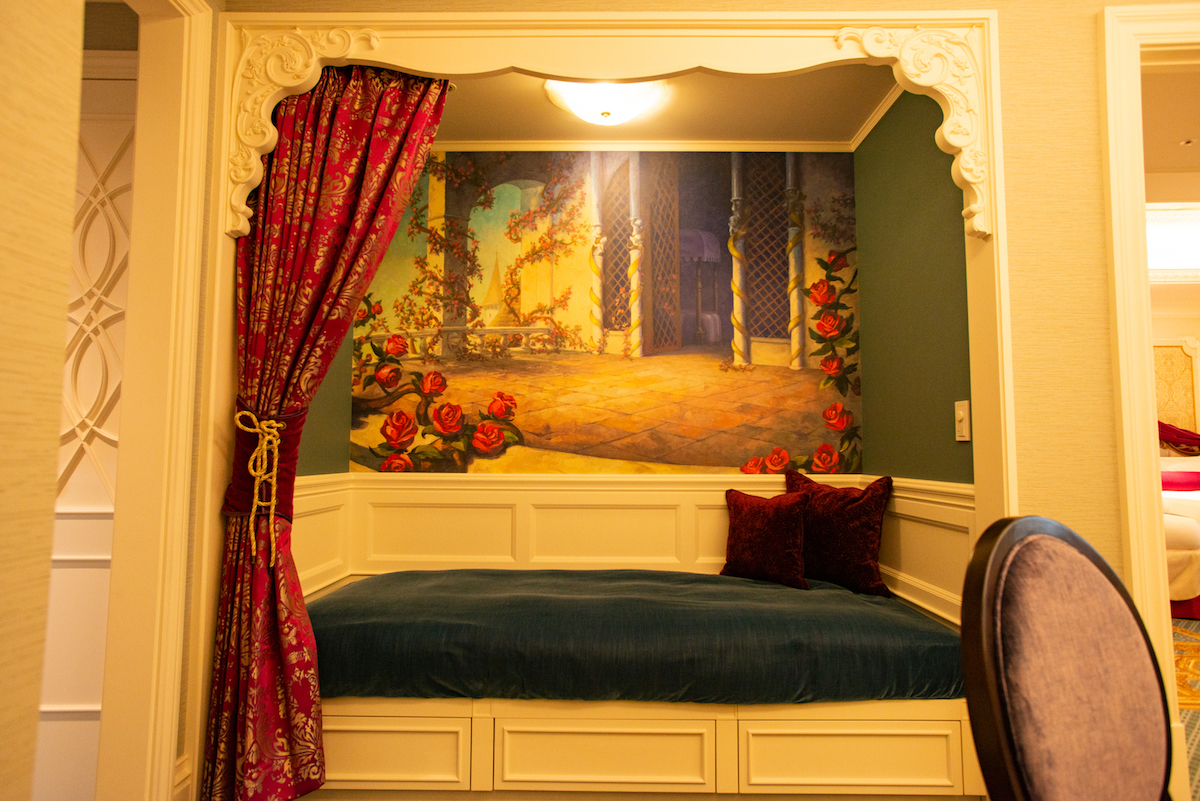 『美女と野獣』をテーマにデザインされたアルコーヴベッド