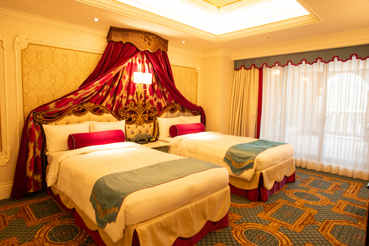 寝室には、豪華なレギュラーベッドが2台。こちらも『美女と野獣』をテーマにデザインされています