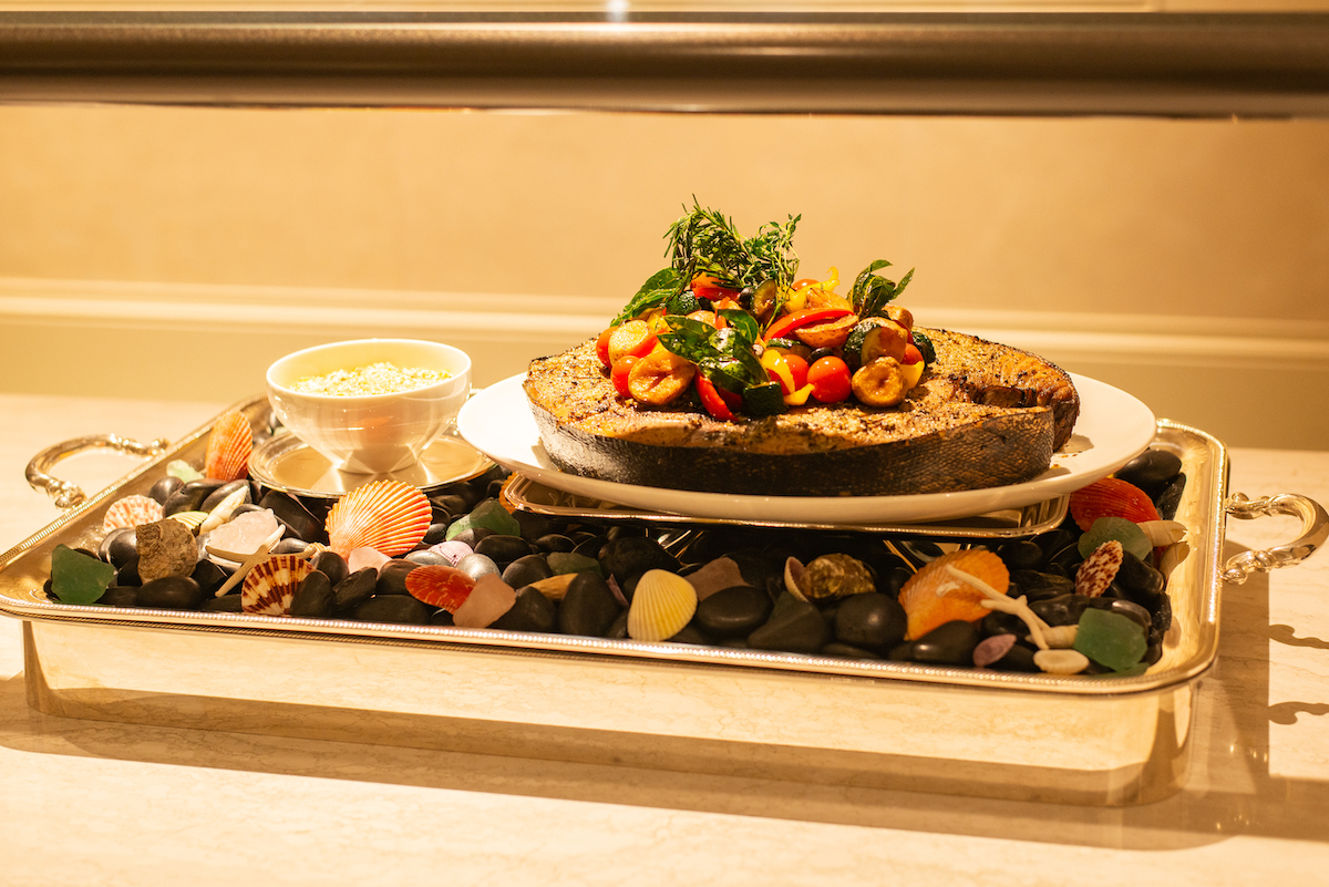 取材時にレストランに並んでいたのは、ディナーメニュー。こちらはニンニクやハーブと共にマリネしたバチマグロを低温でじっくりとローストした「マグロのロースト プロヴァンス風」