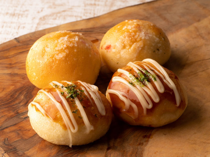 「淡路産真蛸のたこ焼きパン~自凝雫塩味&どろソース味~」518円