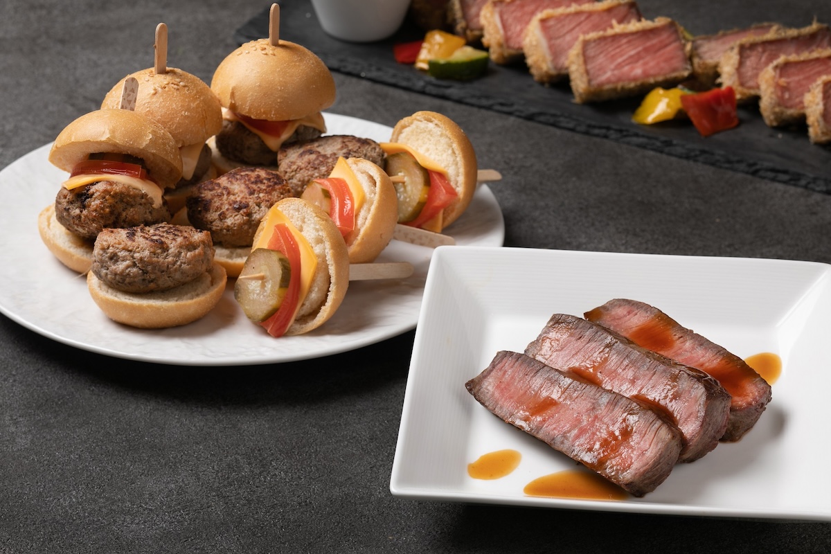 ディナーブッフェ限定：「サーロインローストビーフ」と「ヒマラヤ紅岩塩炙り焼」（イメージ）