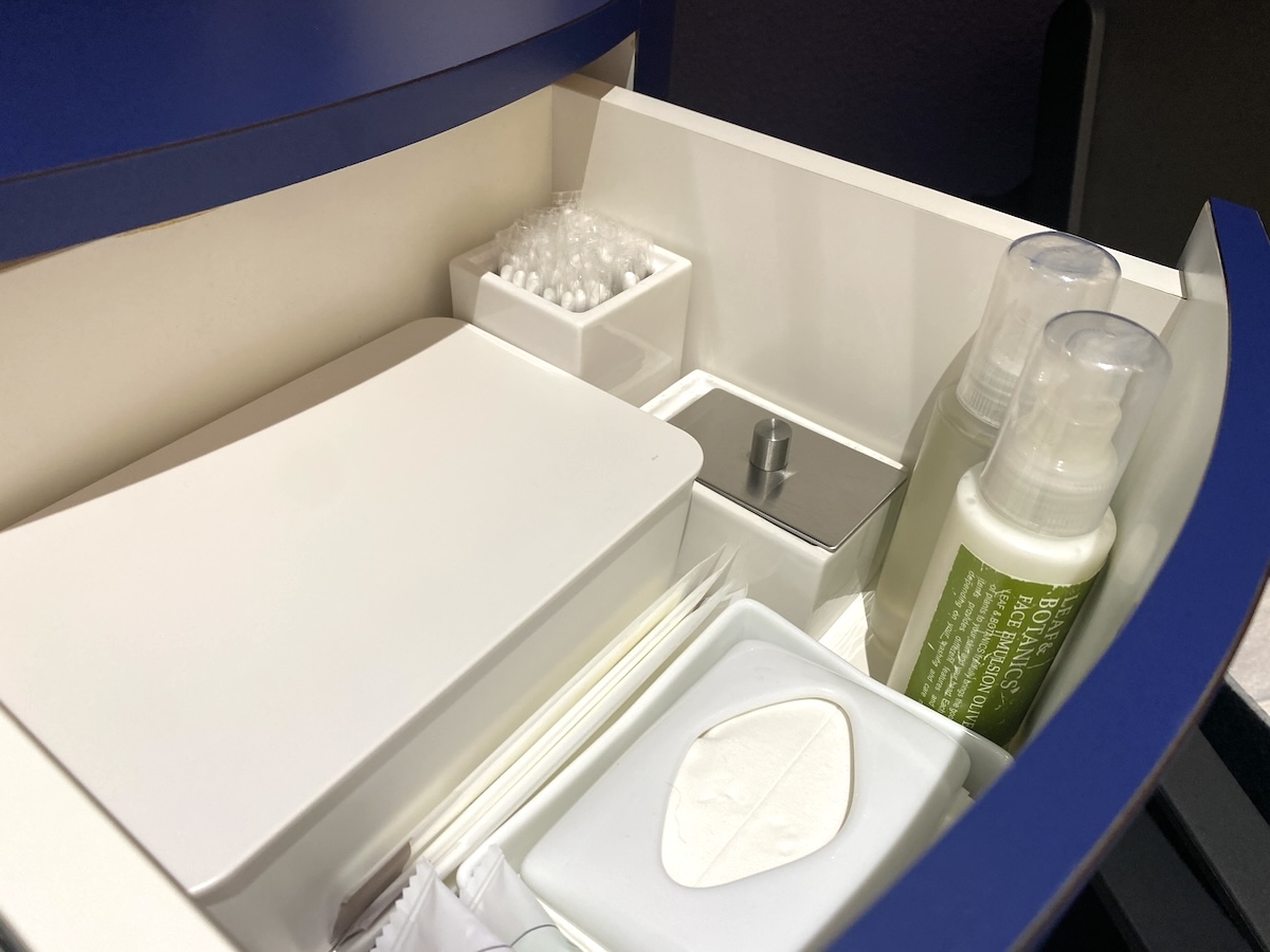 アメニティは入口位近くの収納の中にあります