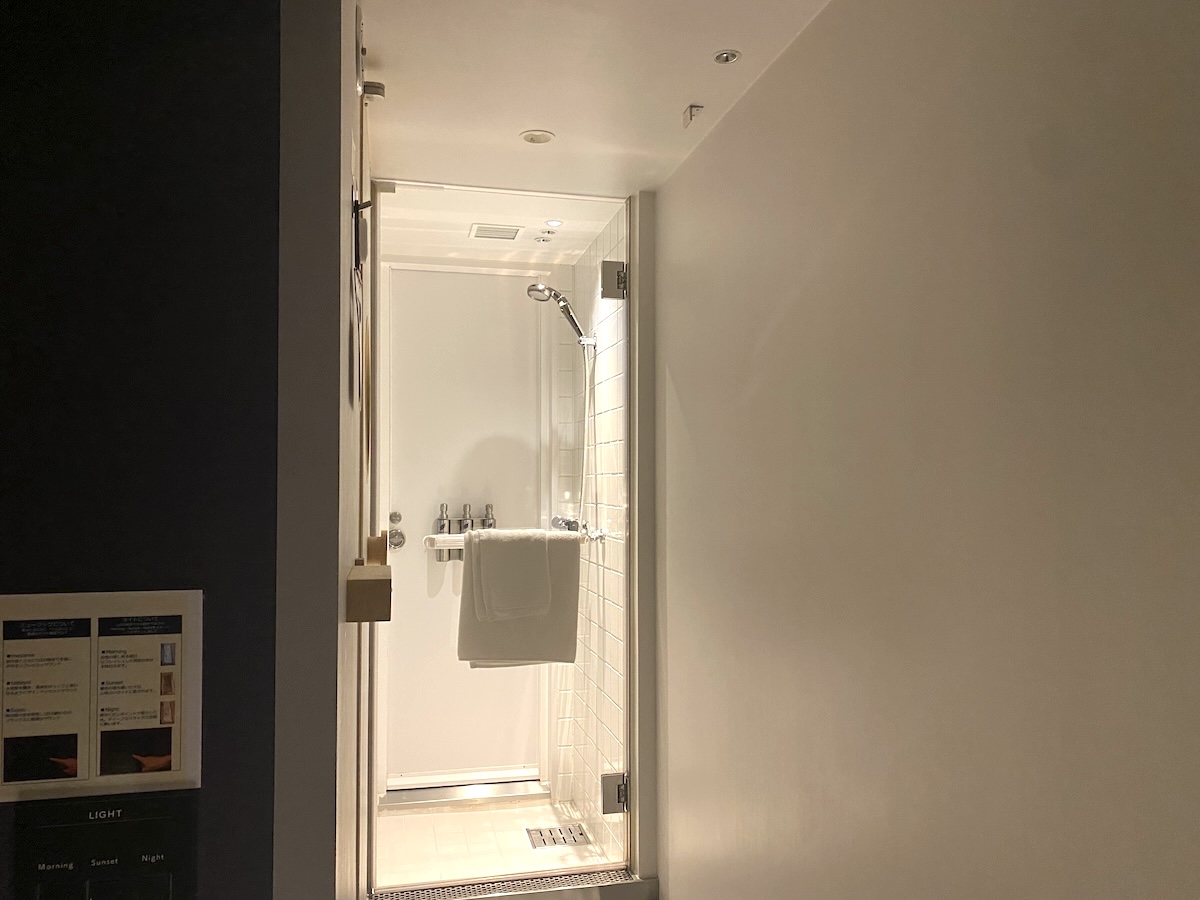 少し明かりを抑えて暖色ライトで癒されたい人におすすめなのは「Sunset」