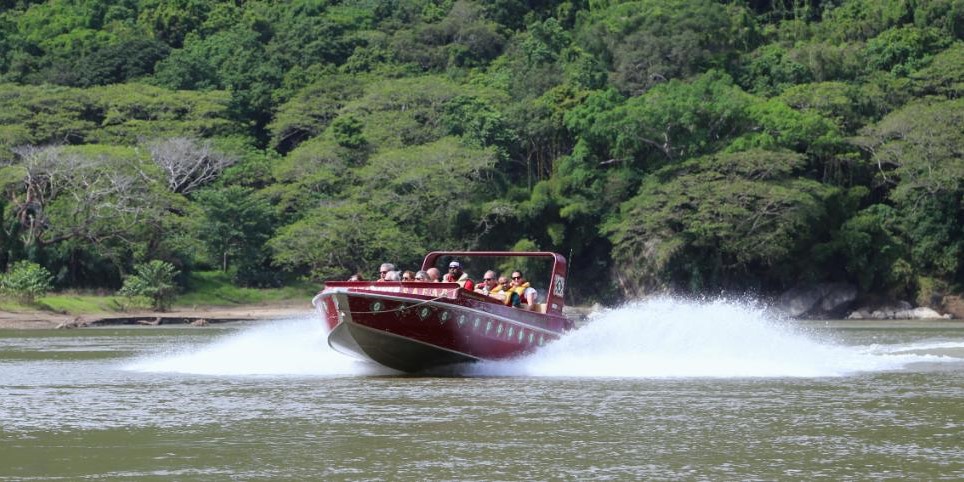 【フィジー編集部レポ】フィジーの村人とのふれあいが楽しめるジェットボートツアー
