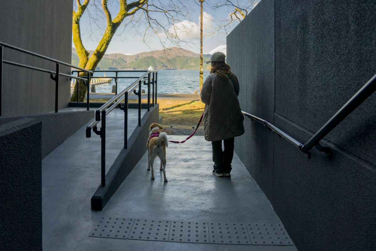 施設の出入口には足洗い場が