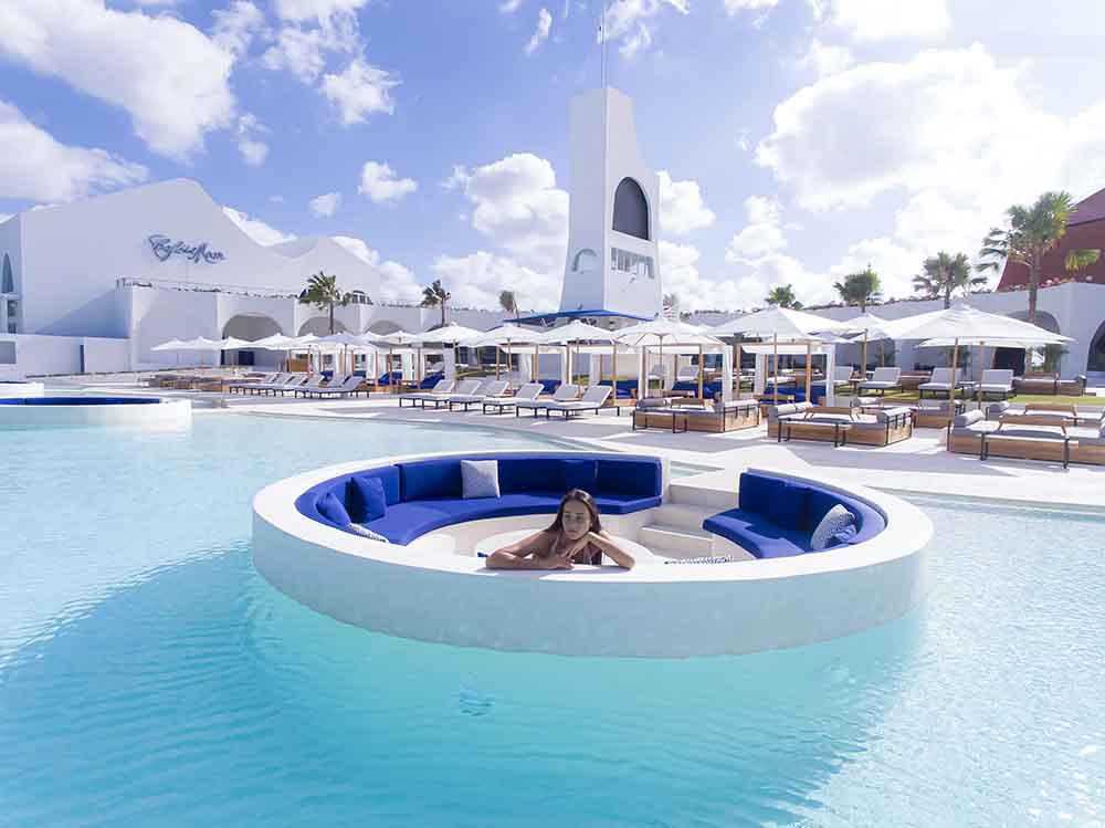 「プールブース」1グループRp.600万。6人まで利用可能