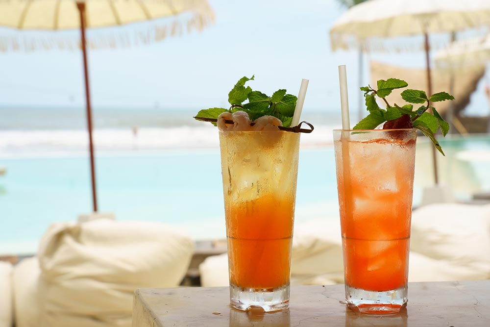 南国らしいカラフルなドリンク。「ライチ・バブル」Rp.7万（左）、「ベリー・サンシャイン」Rp.13万5000（右）