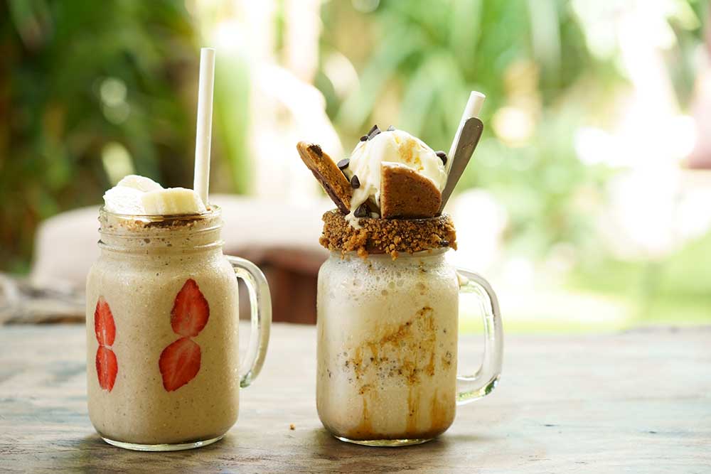 左から、「バナナスムージー」Rp.7万、「クッキーシェイク」Rp.11万