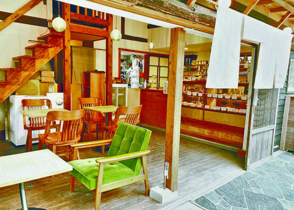 むき出しの梁や照明がおしゃれな空間