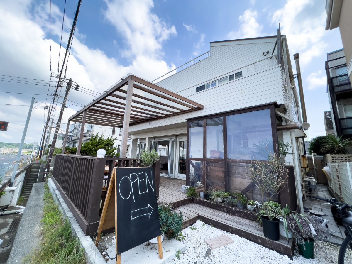 1階がカフェ、2・3階は宿泊施設「Zaimokuza SOLA」